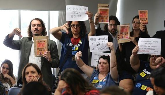 Manifestantes em audiência pública da Comissão Mista sobre a MP 746/16 (Foto: Marcelo Camargo/Agência Brasil Manifestantes em audiência pública da Comissão Mista sobre a MP 746/16 (Foto: Marcelo Camargo/Agência Brasil