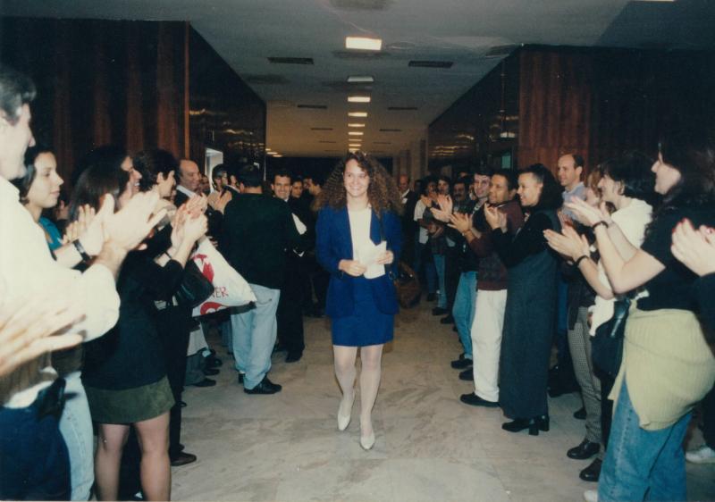 Luciana Genro (PSOL), em registro do seu primeiro mandato de deputada estadual, caminhando para votação de projetos no plenário de Porto Alegre