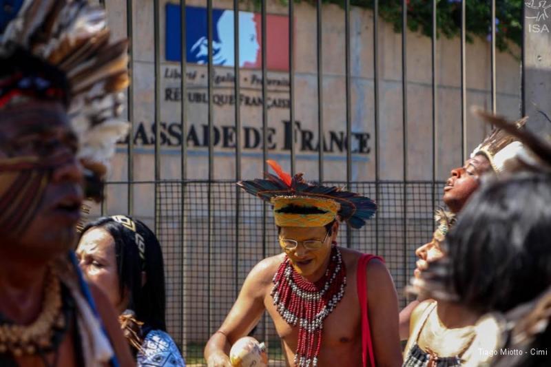 Indígenas na frente da embaixada francesa - Tiago Miotto - Cimi
