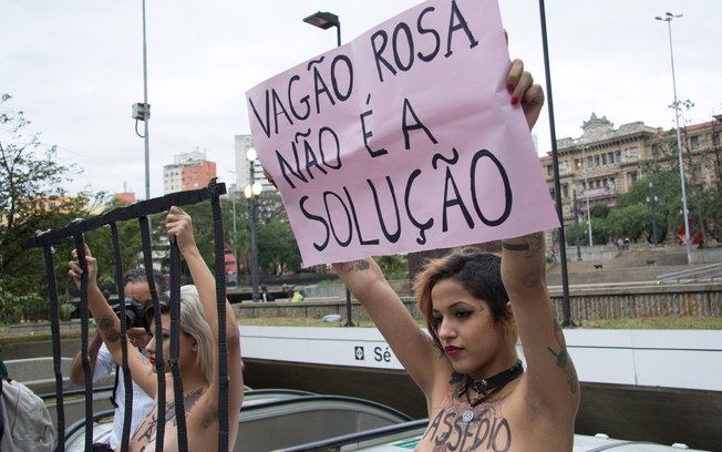 Cartaz escrito vagão rosa não é a solução